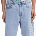 Sélection de vêtements pour hommes : jeans, chemises et sweat-shirts pour un look décontracté